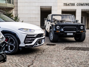 Lamborghini Urus i LM002 w świątecznym konwoju